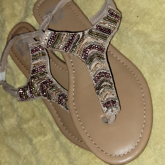 Beaded sandals. - Picture 3 of 9